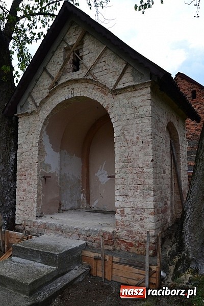 Zdjęcie w galerii na portalu naszraciborz.pl: Mieszkańcy Kolonii remontują dom swojej Matki!  wiadomości z regionu