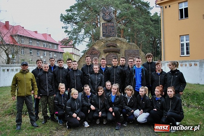 Zdjęcie w galerii na portalu naszraciborz.pl: Klasy mundurowe ZSOMS Racib&oacute;rz z wizytą w Jednostce Komandos&oacute;w w Lublińcu wiadomości z regionu