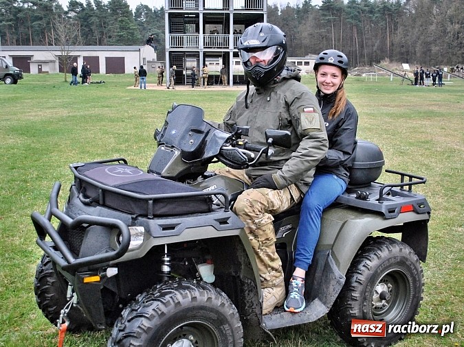 Zdjęcie w galerii na portalu naszraciborz.pl: Klasy mundurowe ZSOMS Racib&oacute;rz z wizytą w Jednostce Komandos&oacute;w w Lublińcu wiadomości z regionu