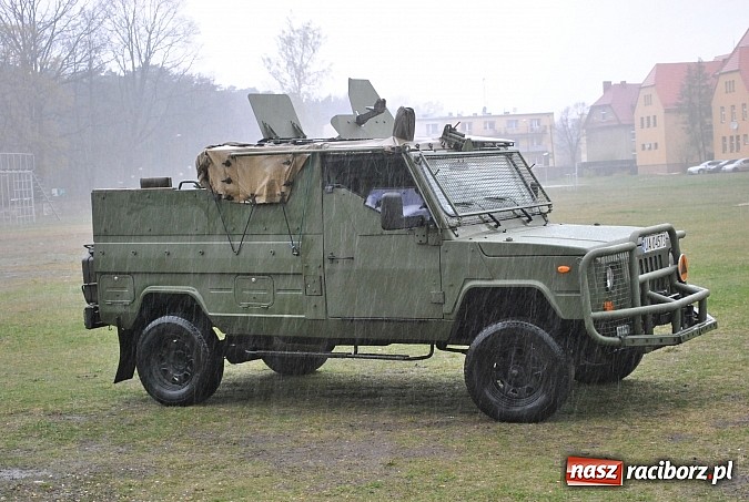 Zdjęcie w galerii na portalu naszraciborz.pl: Klasy mundurowe ZSOMS Racib&oacute;rz z wizytą w Jednostce Komandos&oacute;w w Lublińcu wiadomości z regionu