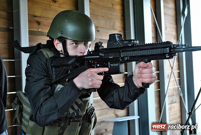 Zdjęcie w galerii na portalu naszraciborz.pl: Klasy mundurowe ZSOMS Racib&oacute;rz z wizytą w Jednostce Komandos&oacute;w w Lublińcu wiadomości z regionu