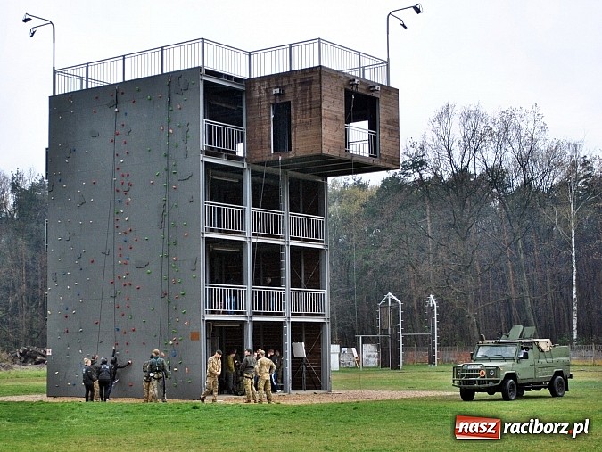 Zdjęcie w galerii na portalu naszraciborz.pl: Klasy mundurowe ZSOMS Racib&oacute;rz z wizytą w Jednostce Komandos&oacute;w w Lublińcu wiadomości z regionu