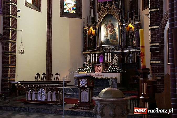 Zdjęcie w galerii na portalu naszraciborz.pl: W kościele pw. św. Mikołaja ksiądz biskup Andrzej Czaja poświęcił nowy ołtarz wiadomości z regionu