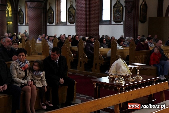 Zdjęcie w galerii na portalu naszraciborz.pl: W kościele pw. św. Mikołaja ksiądz biskup Andrzej Czaja poświęcił nowy ołtarz wiadomości z regionu