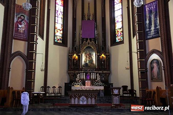 Zdjęcie w galerii na portalu naszraciborz.pl: W kościele pw. św. Mikołaja ksiądz biskup Andrzej Czaja poświęcił nowy ołtarz wiadomości z regionu