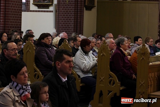 Zdjęcie w galerii na portalu naszraciborz.pl: W kościele pw. św. Mikołaja ksiądz biskup Andrzej Czaja poświęcił nowy ołtarz wiadomości z regionu