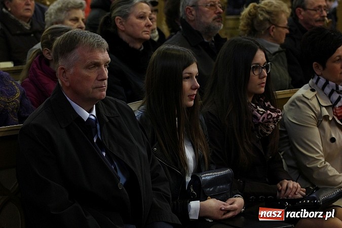 Zdjęcie w galerii na portalu naszraciborz.pl: W kościele pw. św. Mikołaja ksiądz biskup Andrzej Czaja poświęcił nowy ołtarz wiadomości z regionu