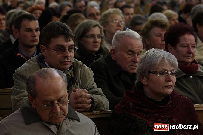 Zdjęcie w galerii na portalu naszraciborz.pl: W kościele pw. św. Mikołaja ksiądz biskup Andrzej Czaja poświęcił nowy ołtarz wiadomości z regionu