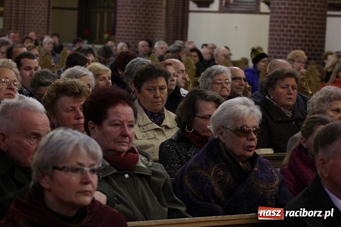 Zdjęcie w galerii na portalu naszraciborz.pl: W kościele pw. św. Mikołaja ksiądz biskup Andrzej Czaja poświęcił nowy ołtarz wiadomości z regionu