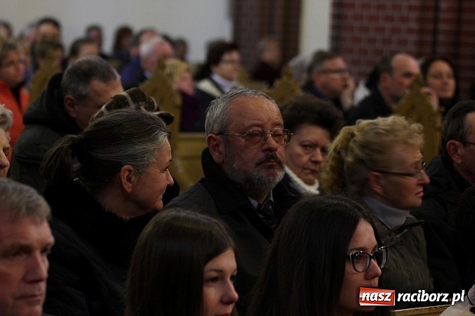 Zdjęcie w galerii na portalu naszraciborz.pl: W kościele pw. św. Mikołaja ksiądz biskup Andrzej Czaja poświęcił nowy ołtarz wiadomości z regionu