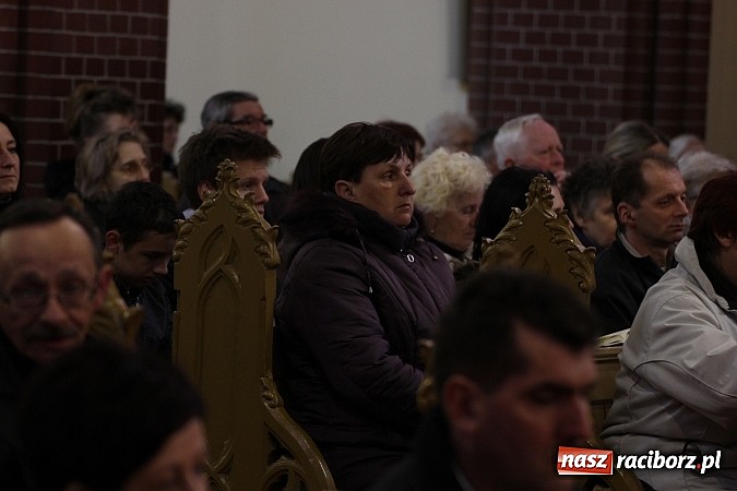 Zdjęcie w galerii na portalu naszraciborz.pl: W kościele pw. św. Mikołaja ksiądz biskup Andrzej Czaja poświęcił nowy ołtarz wiadomości z regionu
