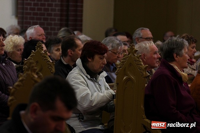 Zdjęcie w galerii na portalu naszraciborz.pl: W kościele pw. św. Mikołaja ksiądz biskup Andrzej Czaja poświęcił nowy ołtarz wiadomości z regionu