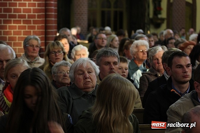 Zdjęcie w galerii na portalu naszraciborz.pl: W kościele pw. św. Mikołaja ksiądz biskup Andrzej Czaja poświęcił nowy ołtarz wiadomości z regionu