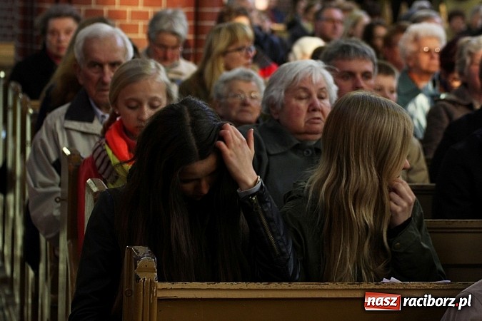Zdjęcie w galerii na portalu naszraciborz.pl: W kościele pw. św. Mikołaja ksiądz biskup Andrzej Czaja poświęcił nowy ołtarz wiadomości z regionu