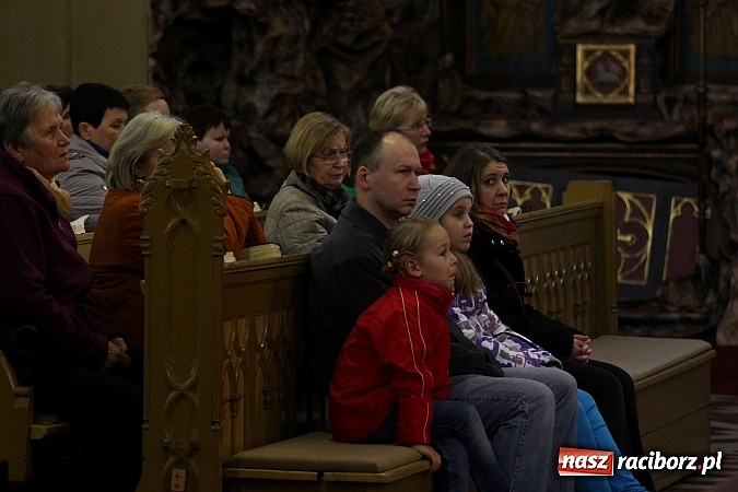 Zdjęcie w galerii na portalu naszraciborz.pl: W kościele pw. św. Mikołaja ksiądz biskup Andrzej Czaja poświęcił nowy ołtarz wiadomości z regionu