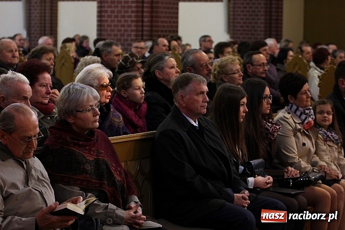Zdjęcie w galerii na portalu naszraciborz.pl: W kościele pw. św. Mikołaja ksiądz biskup Andrzej Czaja poświęcił nowy ołtarz wiadomości z regionu