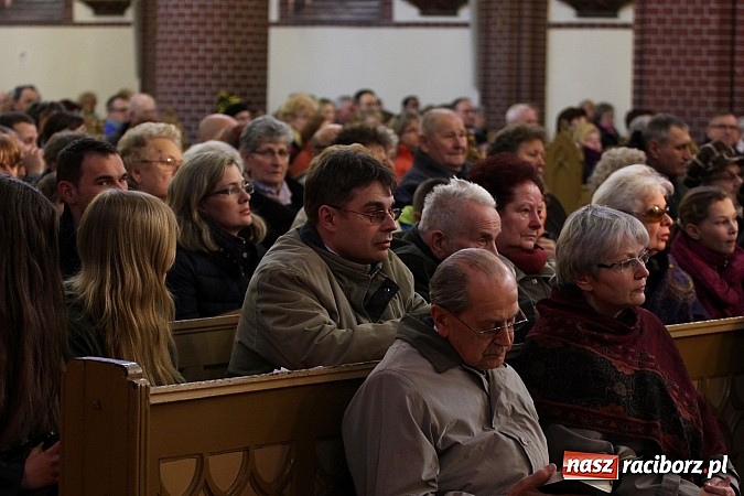 Zdjęcie w galerii na portalu naszraciborz.pl: W kościele pw. św. Mikołaja ksiądz biskup Andrzej Czaja poświęcił nowy ołtarz wiadomości z regionu