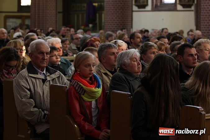 Zdjęcie w galerii na portalu naszraciborz.pl: W kościele pw. św. Mikołaja ksiądz biskup Andrzej Czaja poświęcił nowy ołtarz wiadomości z regionu
