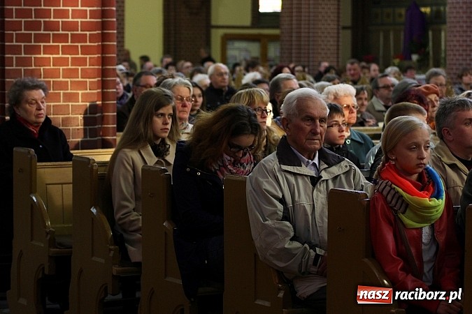 Zdjęcie w galerii na portalu naszraciborz.pl: W kościele pw. św. Mikołaja ksiądz biskup Andrzej Czaja poświęcił nowy ołtarz wiadomości z regionu