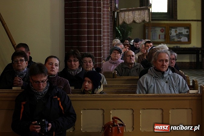 Zdjęcie w galerii na portalu naszraciborz.pl: W kościele pw. św. Mikołaja ksiądz biskup Andrzej Czaja poświęcił nowy ołtarz wiadomości z regionu