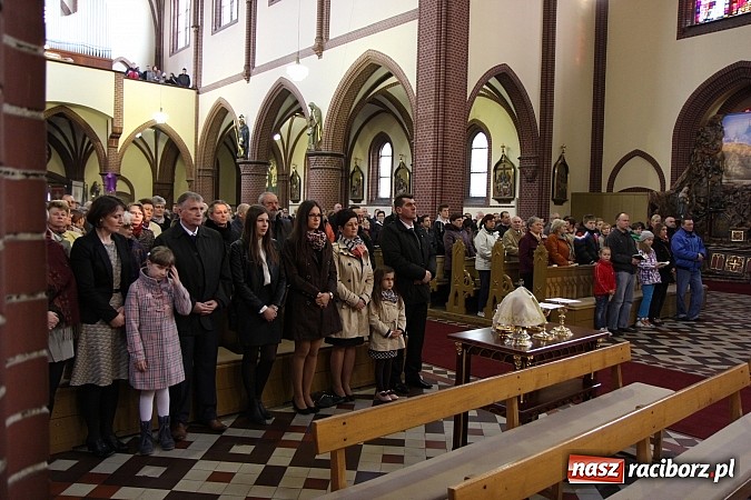 Zdjęcie w galerii na portalu naszraciborz.pl: W kościele pw. św. Mikołaja ksiądz biskup Andrzej Czaja poświęcił nowy ołtarz wiadomości z regionu