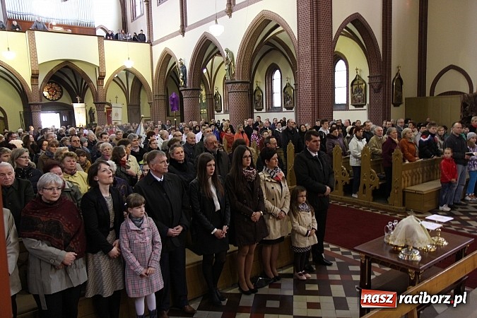 Zdjęcie w galerii na portalu naszraciborz.pl: W kościele pw. św. Mikołaja ksiądz biskup Andrzej Czaja poświęcił nowy ołtarz wiadomości z regionu