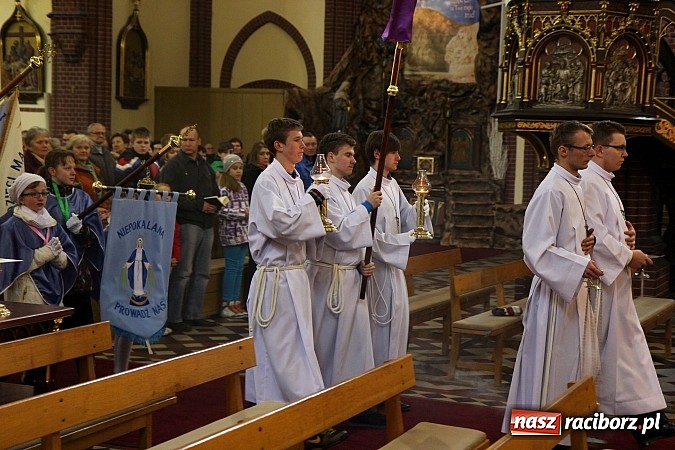 Zdjęcie w galerii na portalu naszraciborz.pl: W kościele pw. św. Mikołaja ksiądz biskup Andrzej Czaja poświęcił nowy ołtarz wiadomości z regionu