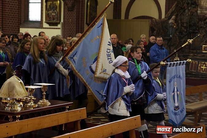 Zdjęcie w galerii na portalu naszraciborz.pl: W kościele pw. św. Mikołaja ksiądz biskup Andrzej Czaja poświęcił nowy ołtarz wiadomości z regionu