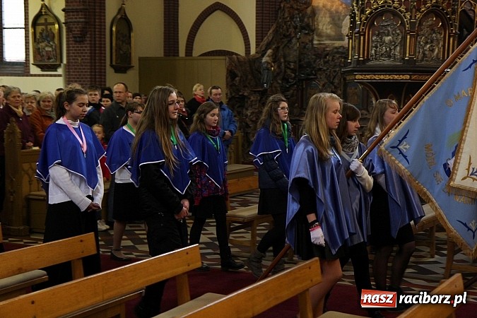 Zdjęcie w galerii na portalu naszraciborz.pl: W kościele pw. św. Mikołaja ksiądz biskup Andrzej Czaja poświęcił nowy ołtarz wiadomości z regionu