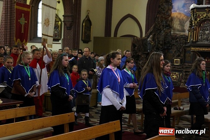 Zdjęcie w galerii na portalu naszraciborz.pl: W kościele pw. św. Mikołaja ksiądz biskup Andrzej Czaja poświęcił nowy ołtarz wiadomości z regionu