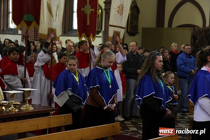 Zdjęcie w galerii na portalu naszraciborz.pl: W kościele pw. św. Mikołaja ksiądz biskup Andrzej Czaja poświęcił nowy ołtarz wiadomości z regionu