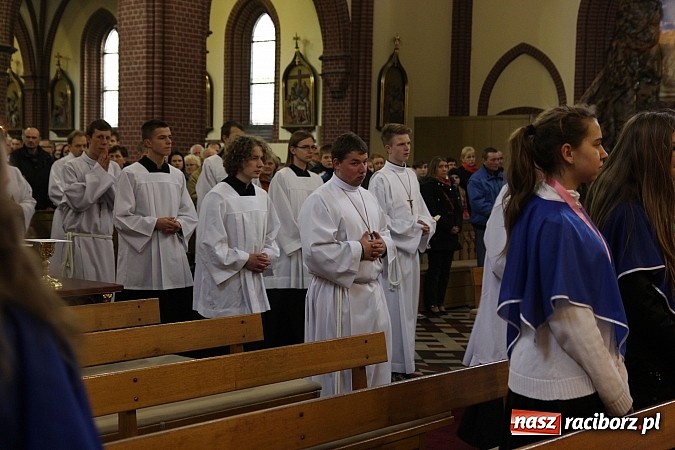 Zdjęcie w galerii na portalu naszraciborz.pl: W kościele pw. św. Mikołaja ksiądz biskup Andrzej Czaja poświęcił nowy ołtarz wiadomości z regionu