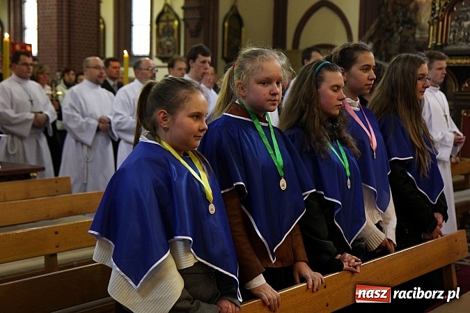 Zdjęcie w galerii na portalu naszraciborz.pl: W kościele pw. św. Mikołaja ksiądz biskup Andrzej Czaja poświęcił nowy ołtarz wiadomości z regionu