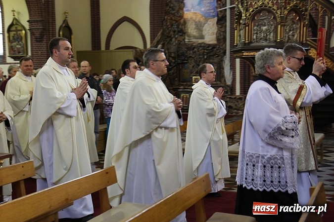 Zdjęcie w galerii na portalu naszraciborz.pl: W kościele pw. św. Mikołaja ksiądz biskup Andrzej Czaja poświęcił nowy ołtarz wiadomości z regionu