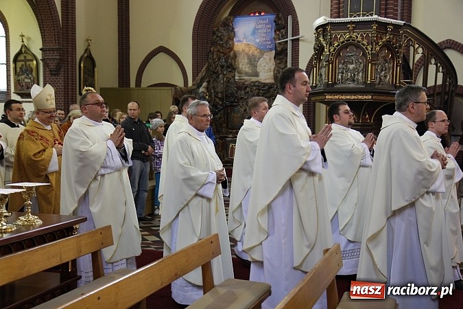 Zdjęcie w galerii na portalu naszraciborz.pl: W kościele pw. św. Mikołaja ksiądz biskup Andrzej Czaja poświęcił nowy ołtarz wiadomości z regionu