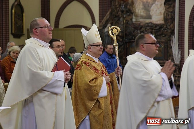 Zdjęcie w galerii na portalu naszraciborz.pl: W kościele pw. św. Mikołaja ksiądz biskup Andrzej Czaja poświęcił nowy ołtarz wiadomości z regionu