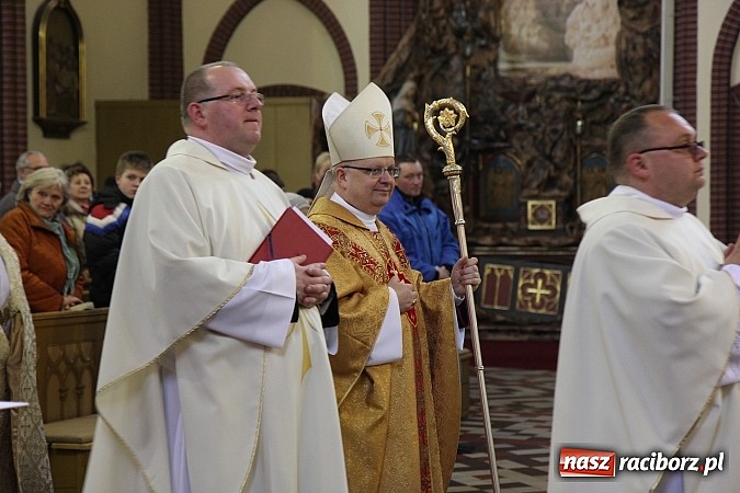 Zdjęcie w galerii na portalu naszraciborz.pl: W kościele pw. św. Mikołaja ksiądz biskup Andrzej Czaja poświęcił nowy ołtarz wiadomości z regionu