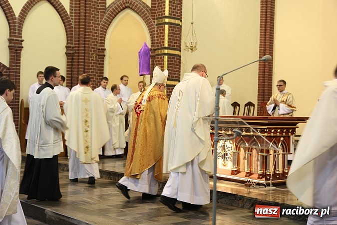 Zdjęcie w galerii na portalu naszraciborz.pl: W kościele pw. św. Mikołaja ksiądz biskup Andrzej Czaja poświęcił nowy ołtarz wiadomości z regionu