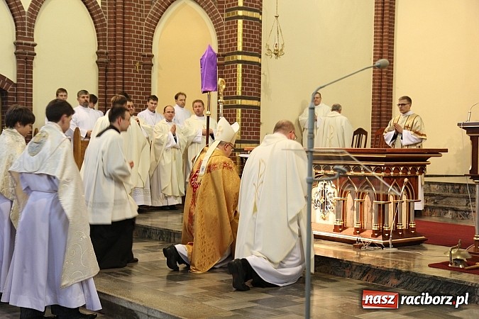 Zdjęcie w galerii na portalu naszraciborz.pl: W kościele pw. św. Mikołaja ksiądz biskup Andrzej Czaja poświęcił nowy ołtarz wiadomości z regionu