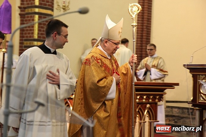 Zdjęcie w galerii na portalu naszraciborz.pl: W kościele pw. św. Mikołaja ksiądz biskup Andrzej Czaja poświęcił nowy ołtarz wiadomości z regionu