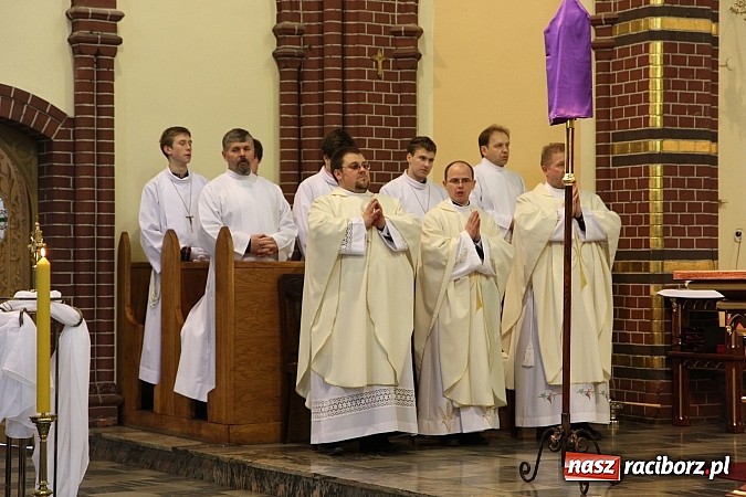 Zdjęcie w galerii na portalu naszraciborz.pl: W kościele pw. św. Mikołaja ksiądz biskup Andrzej Czaja poświęcił nowy ołtarz wiadomości z regionu