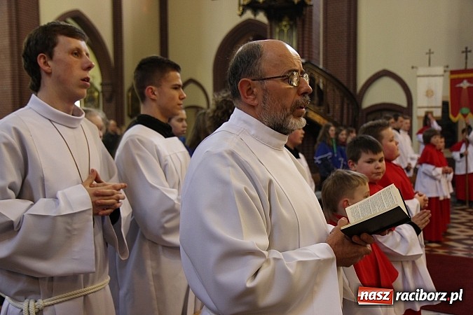Zdjęcie w galerii na portalu naszraciborz.pl: W kościele pw. św. Mikołaja ksiądz biskup Andrzej Czaja poświęcił nowy ołtarz wiadomości z regionu