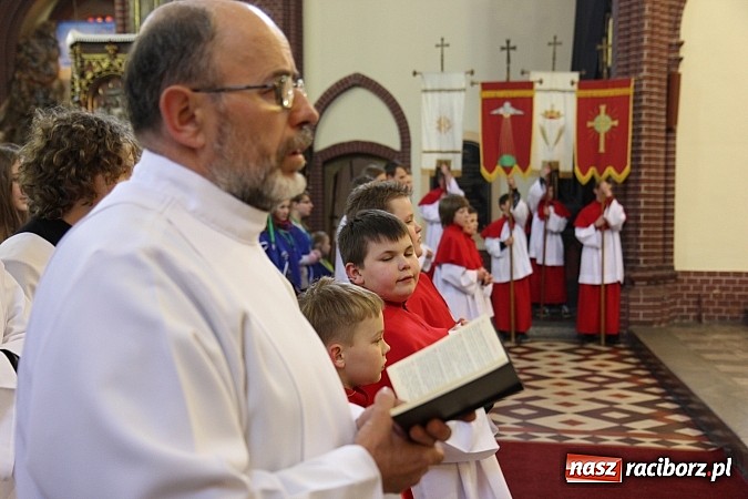 Zdjęcie w galerii na portalu naszraciborz.pl: W kościele pw. św. Mikołaja ksiądz biskup Andrzej Czaja poświęcił nowy ołtarz wiadomości z regionu