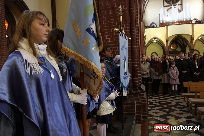 Zdjęcie w galerii na portalu naszraciborz.pl: W kościele pw. św. Mikołaja ksiądz biskup Andrzej Czaja poświęcił nowy ołtarz wiadomości z regionu