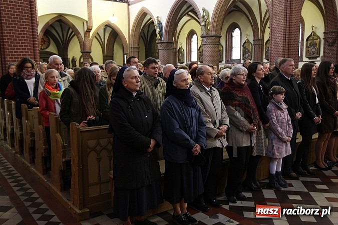 Zdjęcie w galerii na portalu naszraciborz.pl: W kościele pw. św. Mikołaja ksiądz biskup Andrzej Czaja poświęcił nowy ołtarz wiadomości z regionu