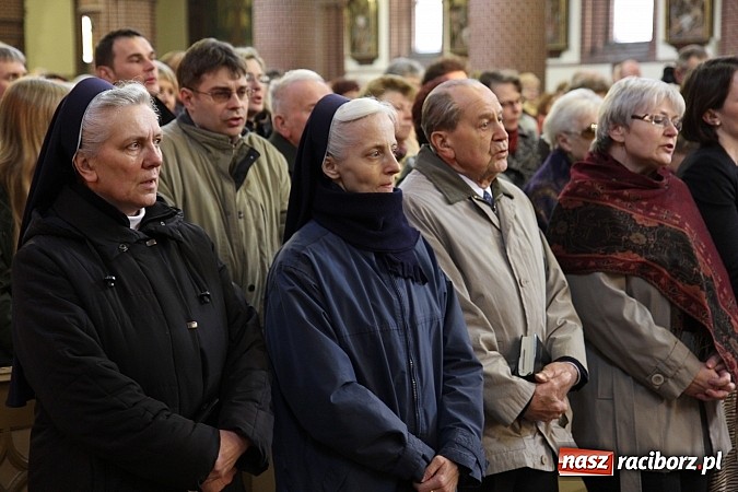 Zdjęcie w galerii na portalu naszraciborz.pl: W kościele pw. św. Mikołaja ksiądz biskup Andrzej Czaja poświęcił nowy ołtarz wiadomości z regionu