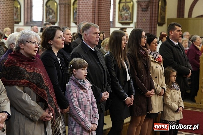 Zdjęcie w galerii na portalu naszraciborz.pl: W kościele pw. św. Mikołaja ksiądz biskup Andrzej Czaja poświęcił nowy ołtarz wiadomości z regionu
