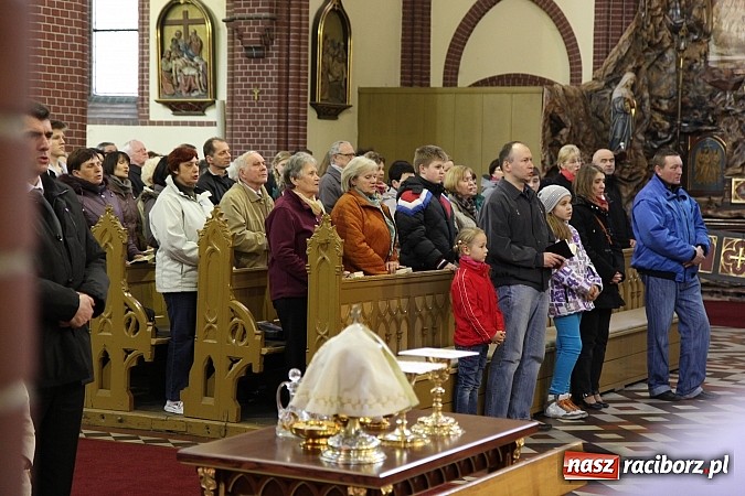 Zdjęcie w galerii na portalu naszraciborz.pl: W kościele pw. św. Mikołaja ksiądz biskup Andrzej Czaja poświęcił nowy ołtarz wiadomości z regionu