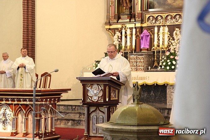 Zdjęcie w galerii na portalu naszraciborz.pl: W kościele pw. św. Mikołaja ksiądz biskup Andrzej Czaja poświęcił nowy ołtarz wiadomości z regionu
