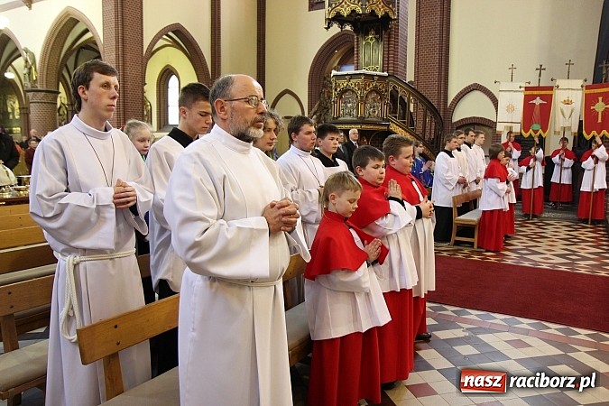 Zdjęcie w galerii na portalu naszraciborz.pl: W kościele pw. św. Mikołaja ksiądz biskup Andrzej Czaja poświęcił nowy ołtarz wiadomości z regionu